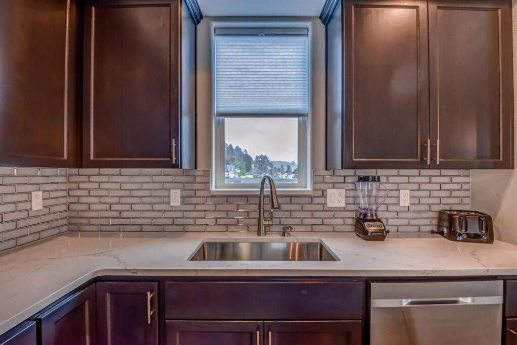 New Tri-Level Home With Ocean View And 3 En-Suite Bedrooms! ديبو باي المظهر الخارجي الصورة